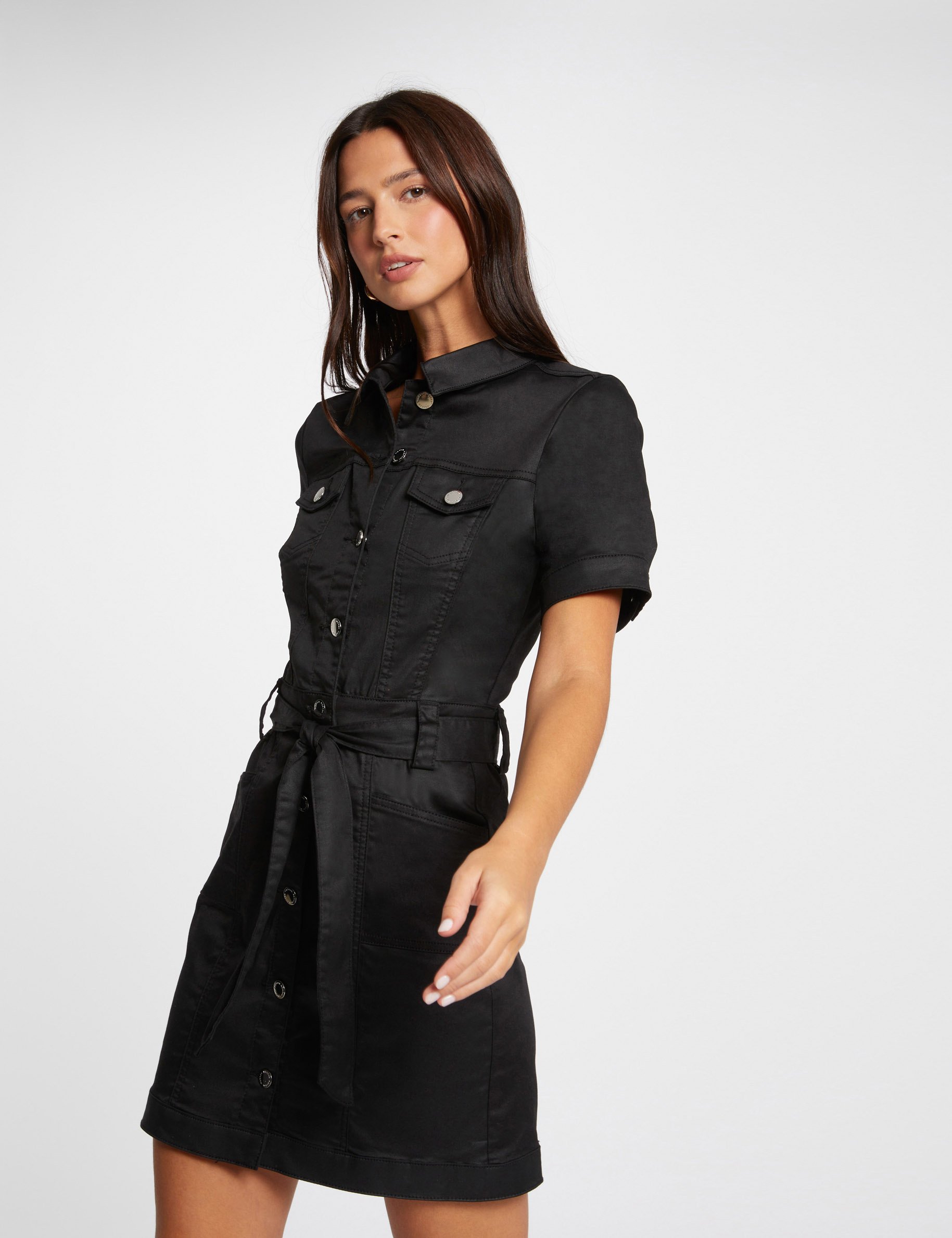 Robe courte cintrée enduit noir femme