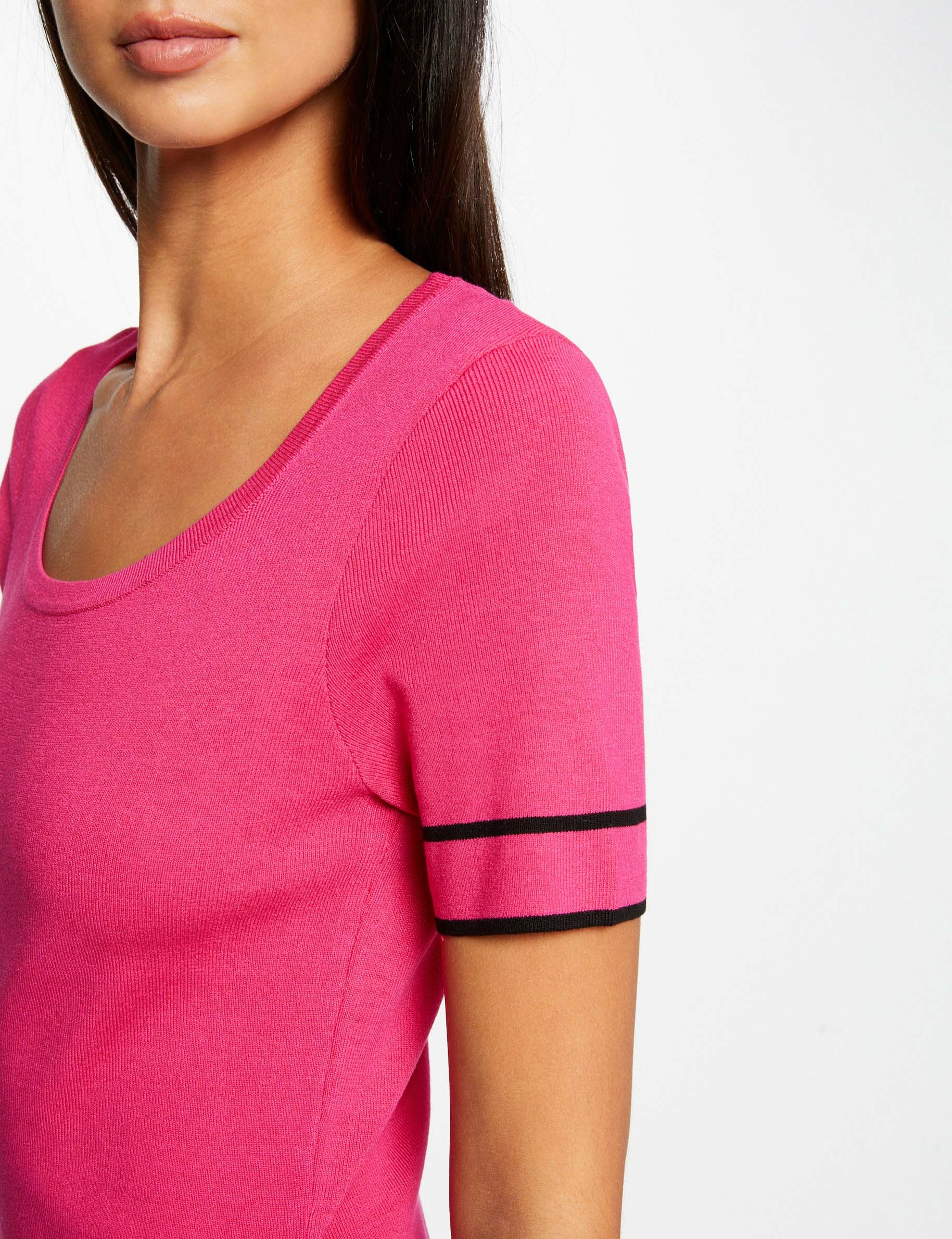 Pink fitted outlet jumper