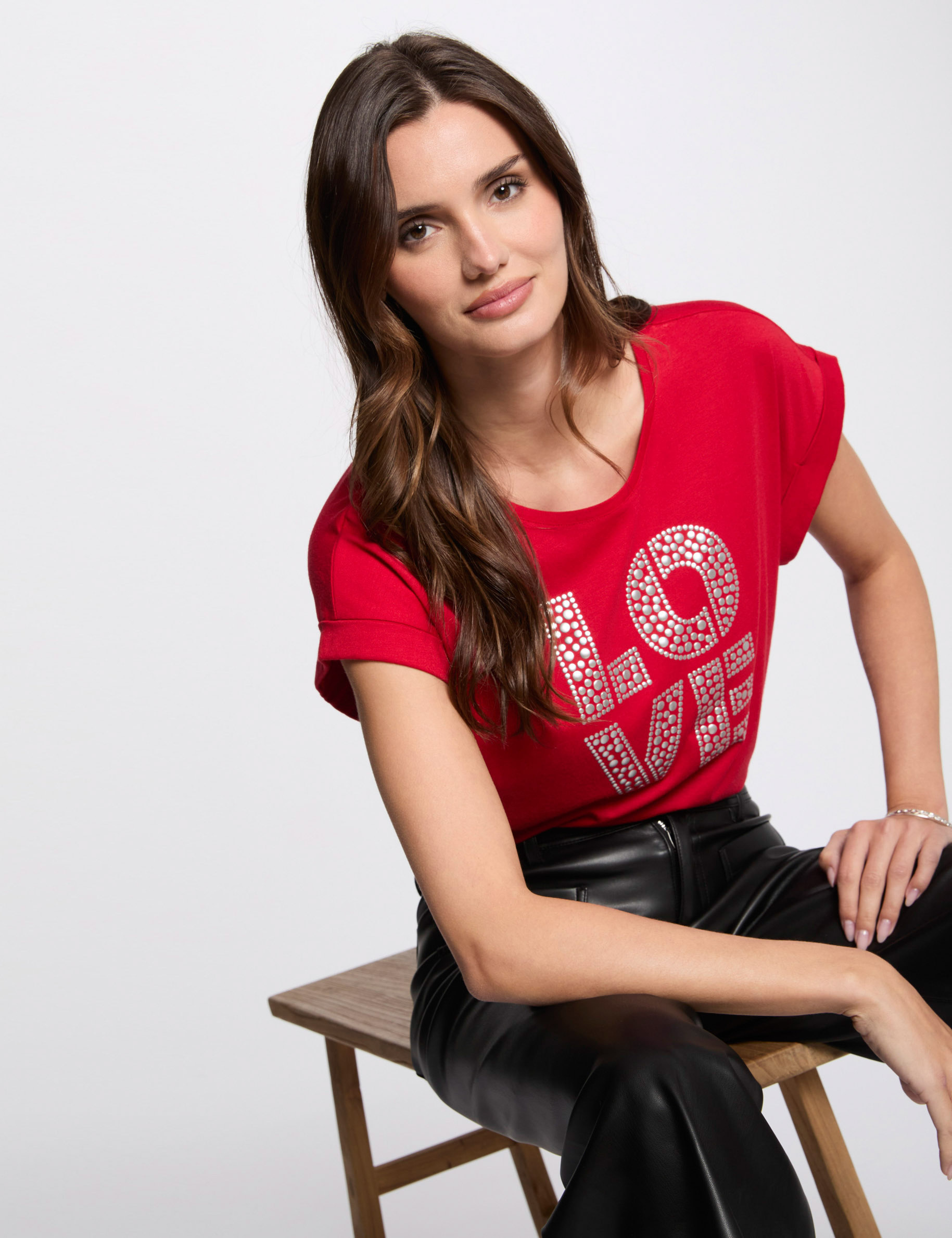 T-shirt with message red women