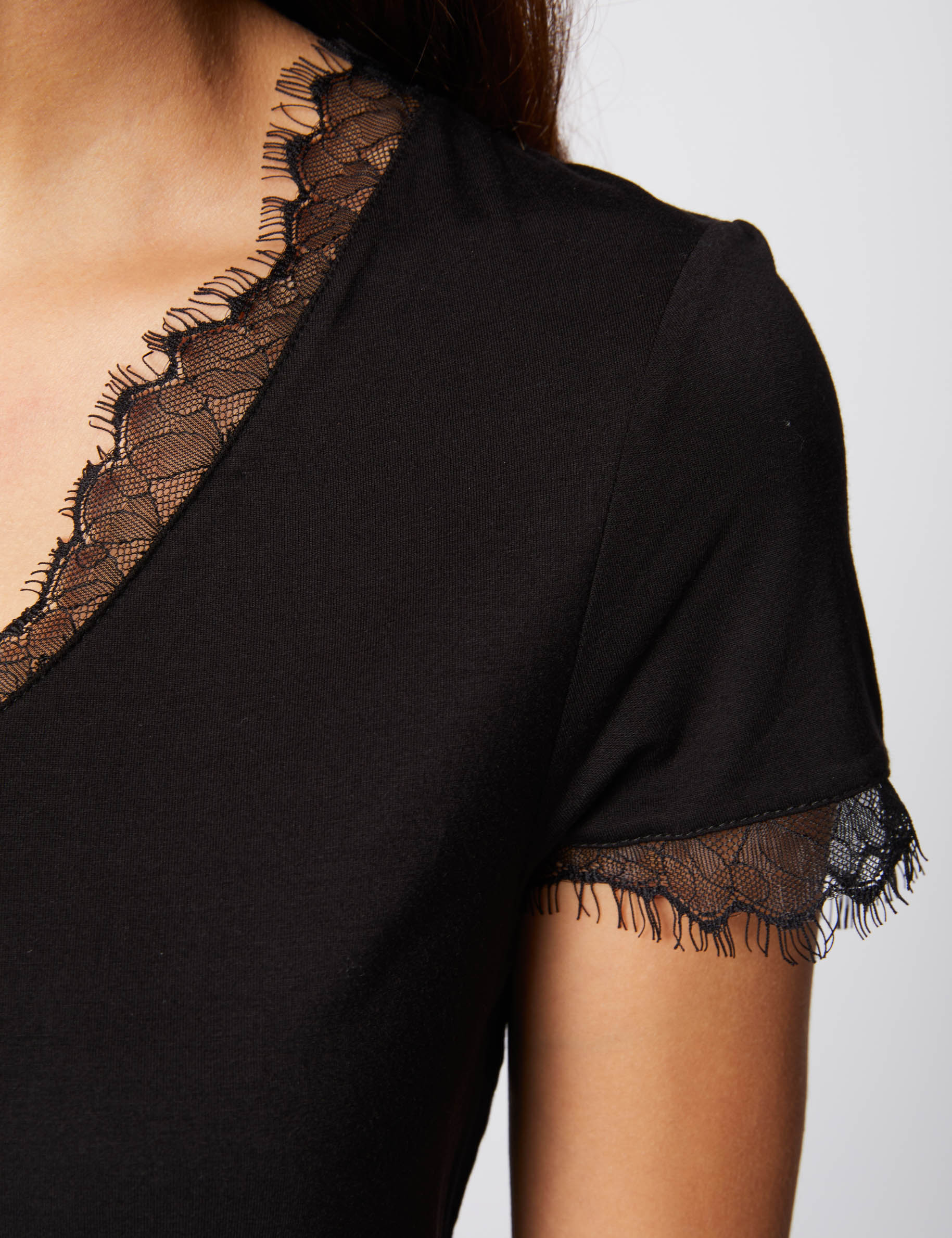 V-neck buttoned lace t-shirt black women