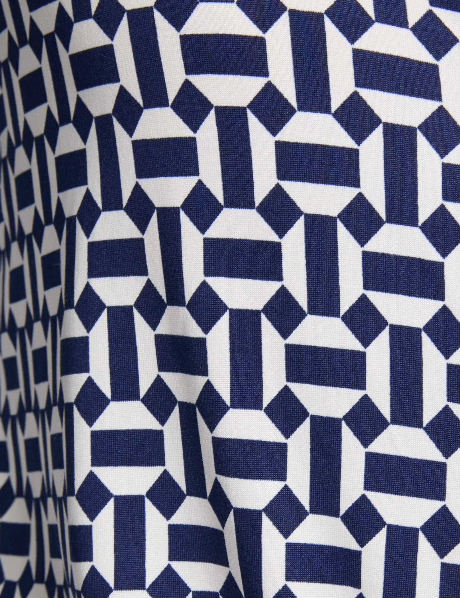 t shirt with a turned up collar white women null