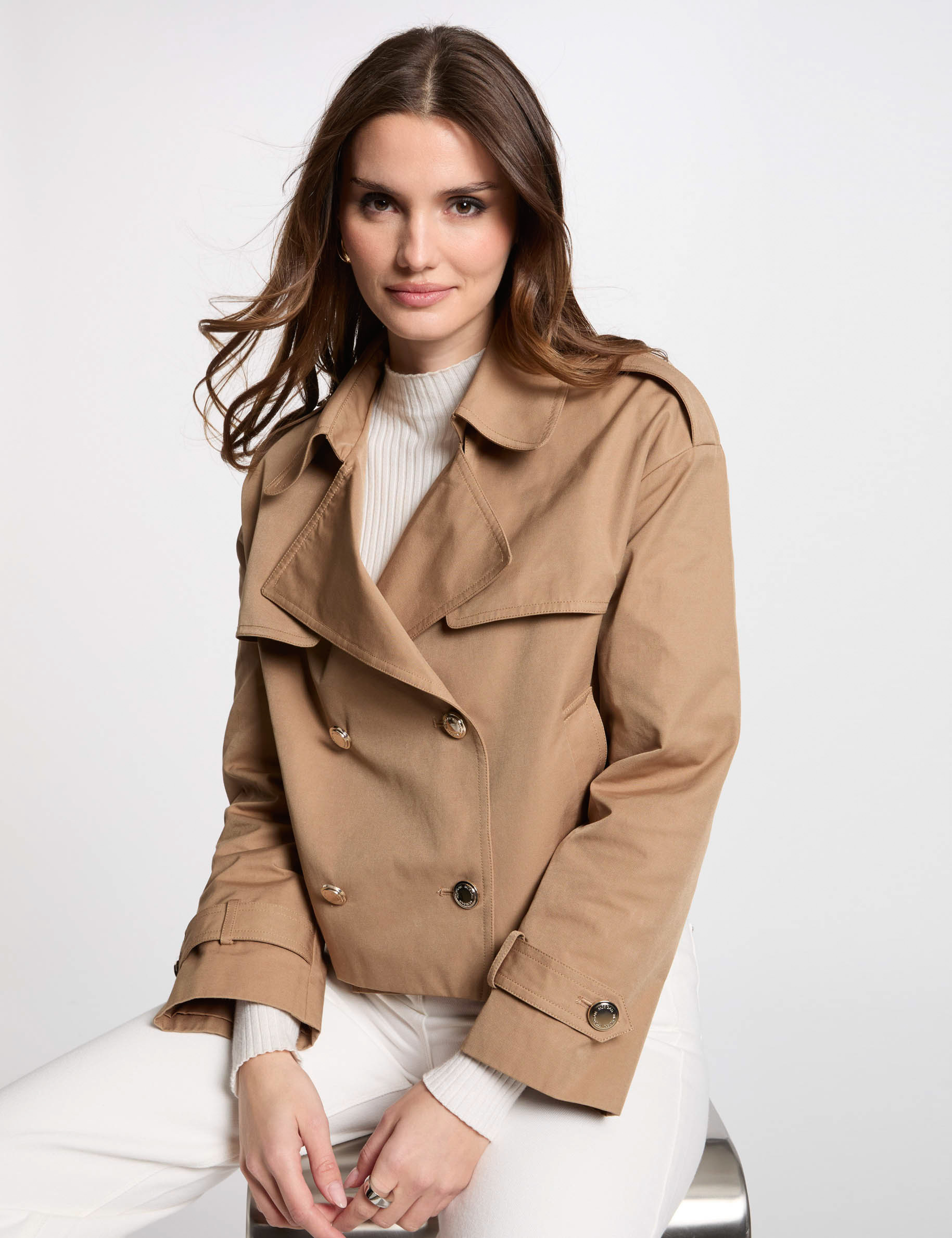 Buttoned short trenchcoat camel women