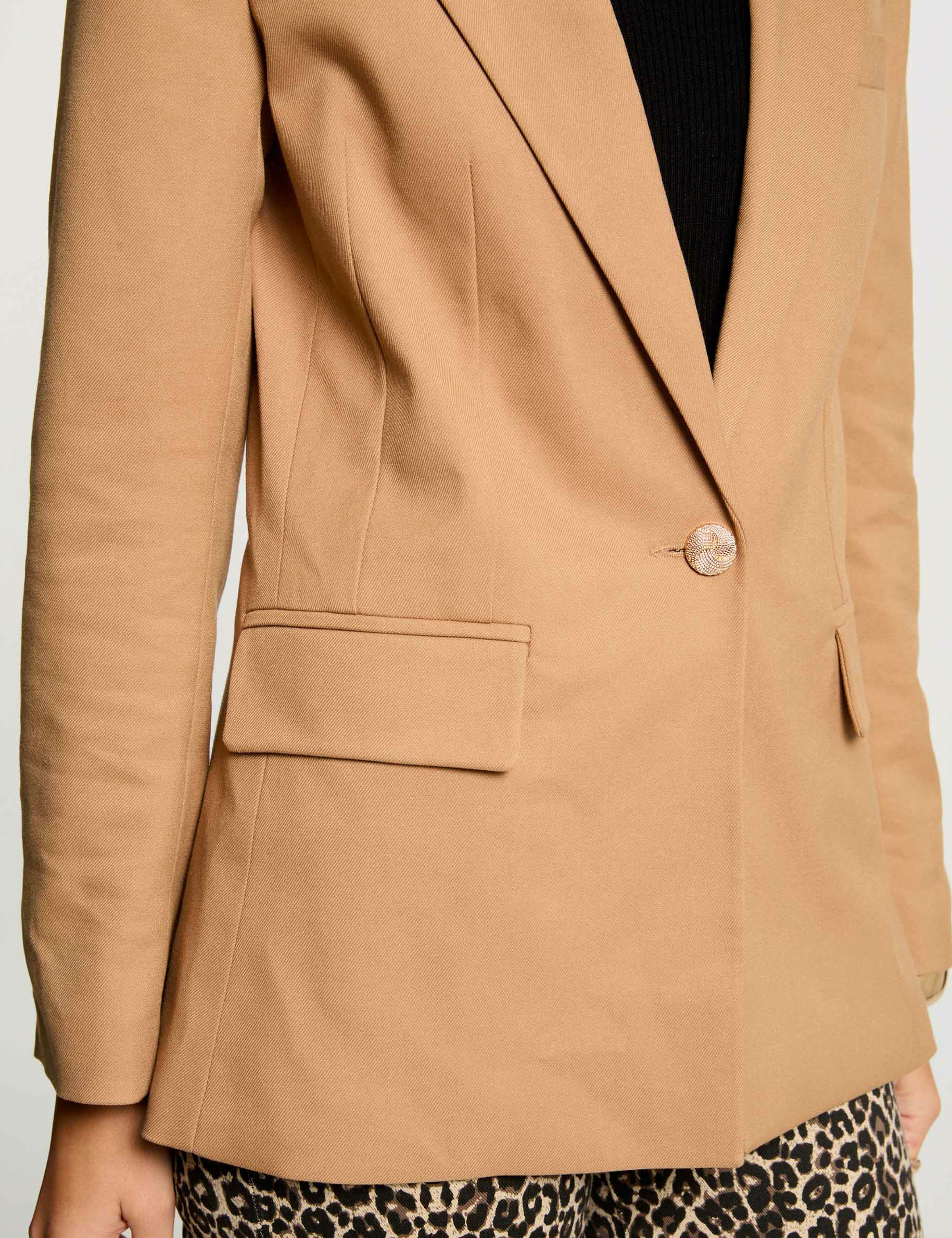 Short buttoned blazer camel women