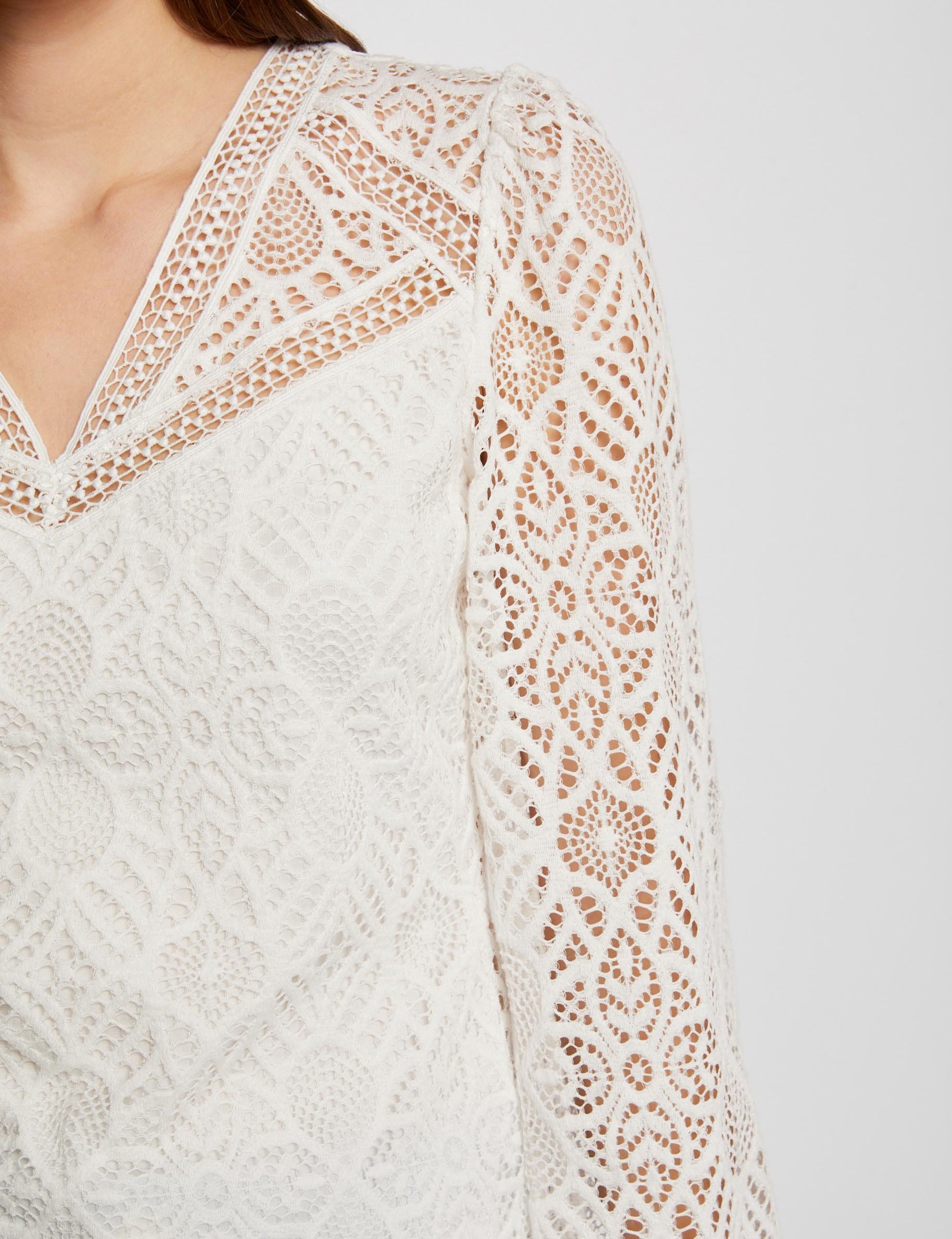 Lace t-shirt V-neck ivory women